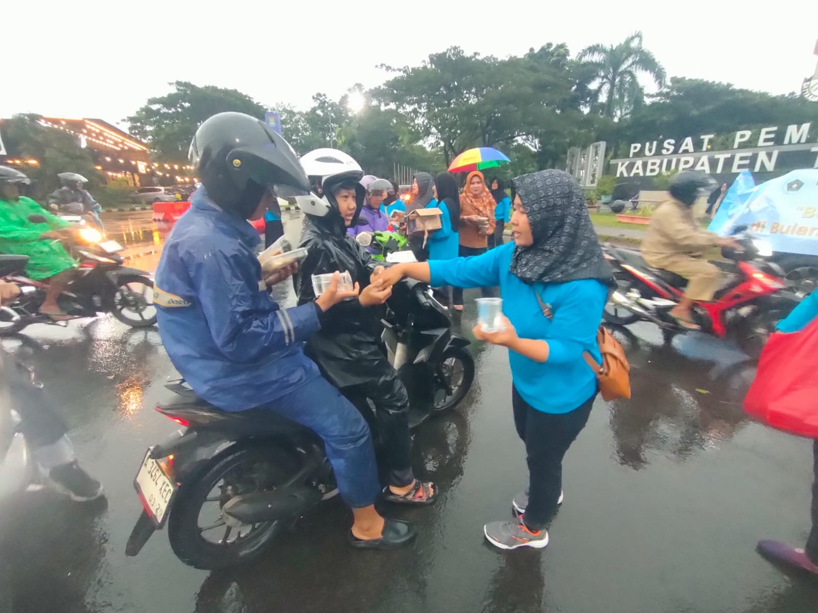 IKWI Kabupaten Tangerang berbagi takjil di Puspemkab meski hujan deras, menunjukkan semangat berbagi di bulan Ramadan yang penuh berkah.